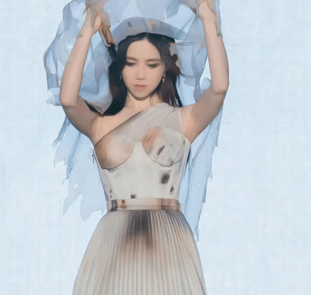 邓紫棋演唱会被粉丝差评 不仅侧面视角遮 舞台中央正面镜头也被音响柱子遮住(图22) 邓紫棋演唱会被粉丝差评 不仅侧面视角遮 舞台中央正面镜头也被音响柱子遮住(图22)