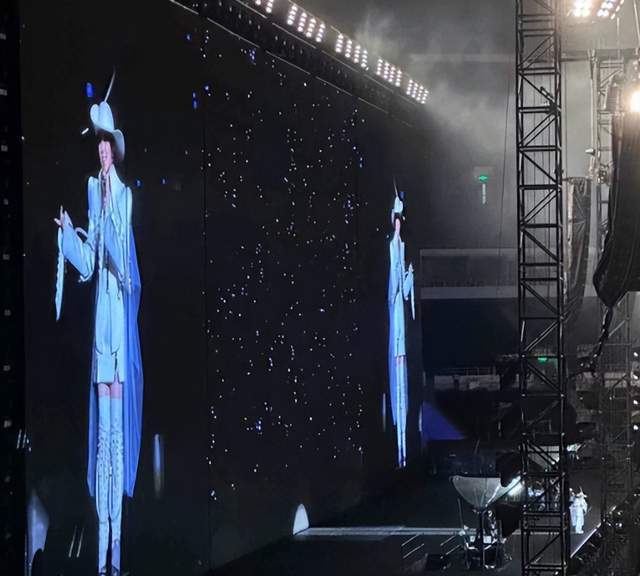 邓紫棋演唱会被粉丝差评 不仅侧面视角遮 舞台中央正面镜头也被音响柱子遮住(图18) 邓紫棋演唱会被粉丝差评 不仅侧面视角遮 舞台中央正面镜头也被音响柱子遮住(图18)