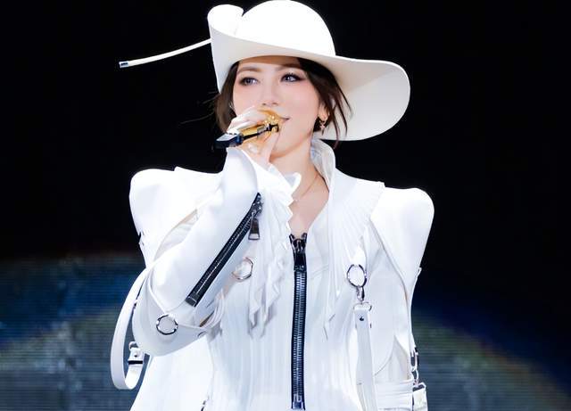 邓紫棋演唱会被粉丝差评 不仅侧面视角遮 舞台中央正面镜头也被音响柱子遮住(图23) 邓紫棋演唱会被粉丝差评 不仅侧面视角遮 舞台中央正面镜头也被音响柱子遮住(图23)