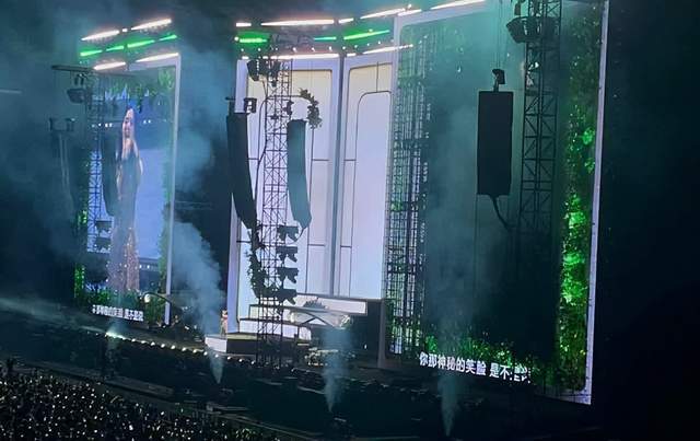 邓紫棋演唱会被粉丝差评 不仅侧面视角遮 舞台中央正面镜头也被音响柱子遮住(图25) 邓紫棋演唱会被粉丝差评 不仅侧面视角遮 舞台中央正面镜头也被音响柱子遮住(图25)