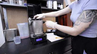 网红妹子断指后给自己换了根机械手指 有点像是R姐被机械改造了(图8) 网红妹子断指后给自己换了根机械手指:太炫酷了!