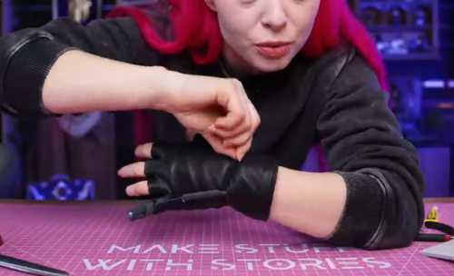 网红妹子断指后给自己换了根机械手指 有点像是R姐被机械改造了(图17) 网红妹子断指后给自己换了根机械手指:太炫酷了!