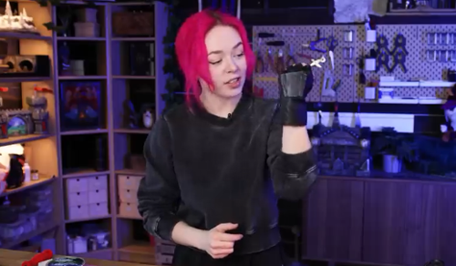 网红妹子断指后给自己换了根机械手指 有点像是R姐被机械改造了(图20) 网红妹子断指后给自己换了根机械手指:太炫酷了!