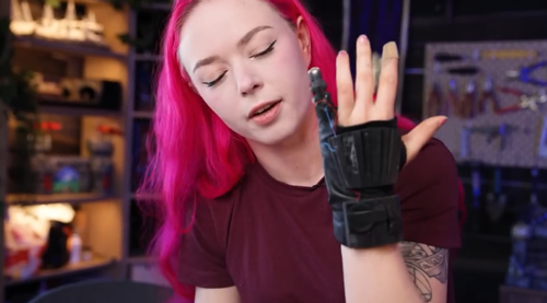 网红妹子断指后给自己换了根机械手指 有点像是R姐被机械改造了(图23) 网红妹子断指后给自己换了根机械手指:太炫酷了!