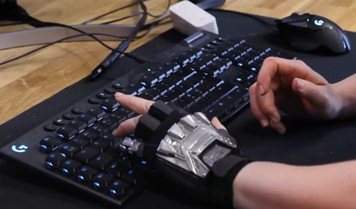 网红妹子断指后给自己换了根机械手指 有点像是R姐被机械改造了(图34) 网红妹子断指后给自己换了根机械手指:太炫酷了!