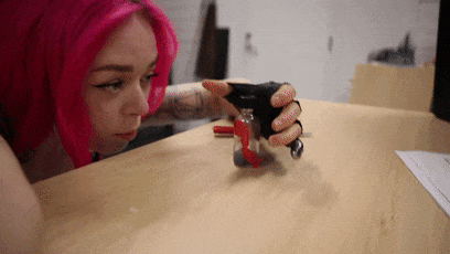 网红妹子断指后给自己换了根机械手指 有点像是R姐被机械改造了(图29) 网红妹子断指后给自己换了根机械手指:太炫酷了!