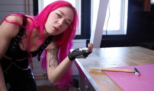 网红妹子断指后给自己换了根机械手指 有点像是R姐被机械改造了(图31) 网红妹子断指后给自己换了根机械手指:太炫酷了!