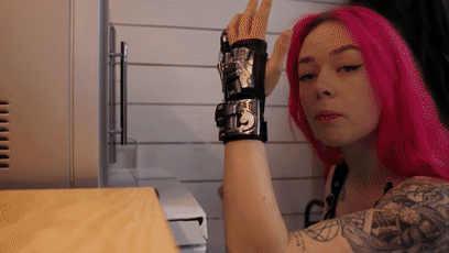 网红妹子断指后给自己换了根机械手指 有点像是R姐被机械改造了(图32) 网红妹子断指后给自己换了根机械手指:太炫酷了!