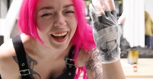 网红妹子断指后给自己换了根机械手指 有点像是R姐被机械改造了(图33) 网红妹子断指后给自己换了根机械手指:太炫酷了!