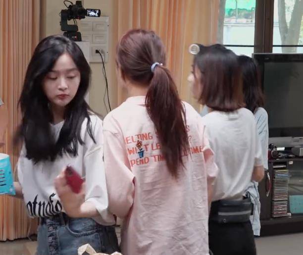 杨超越好勇，早上纯素颜录制视频！(图3)