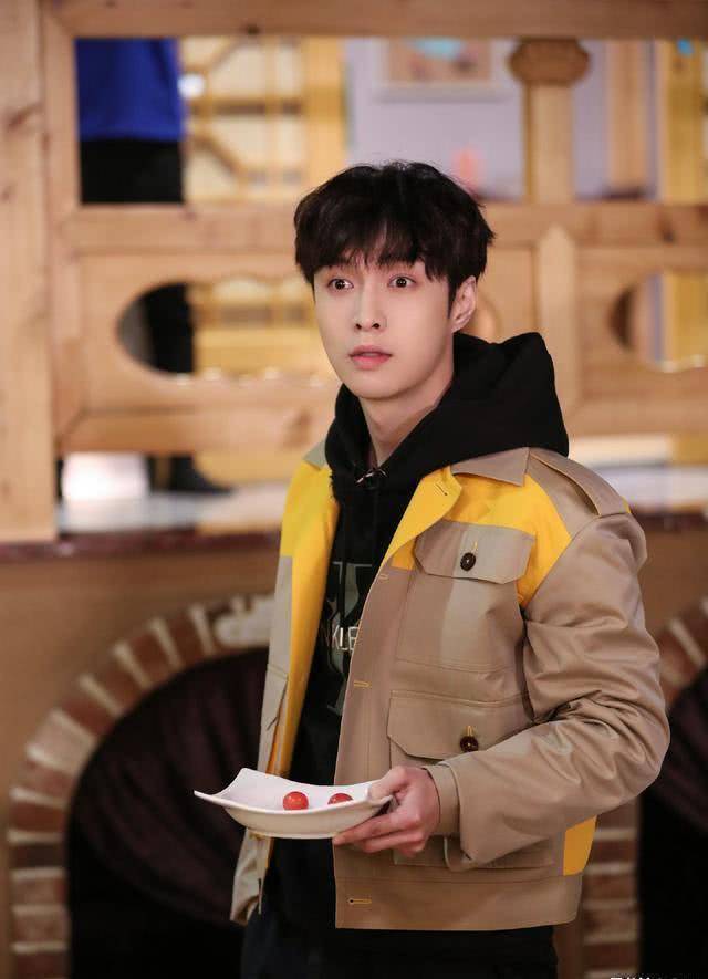 《极限挑战》播出后,张艺兴时而狡猾,网友调侃他们“学黄磊”(图1) 《极限挑战》播出后,张艺兴时而狡猾,网友调侃他们“学黄磊”(图1)