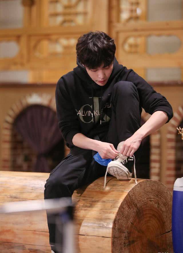 《极限挑战》播出后,张艺兴时而狡猾,网友调侃他们“学黄磊”(图2) 《极限挑战》播出后,张艺兴时而狡猾,网友调侃他们“学黄磊”(图2)