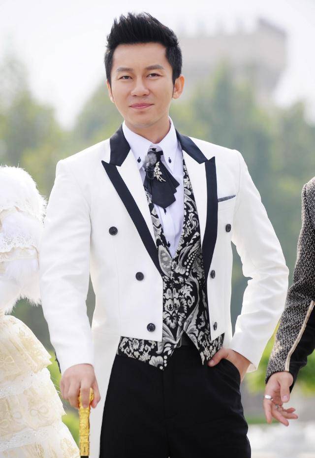 李晨和郑恺跨界录制篮球综艺，大秀球技(图1)