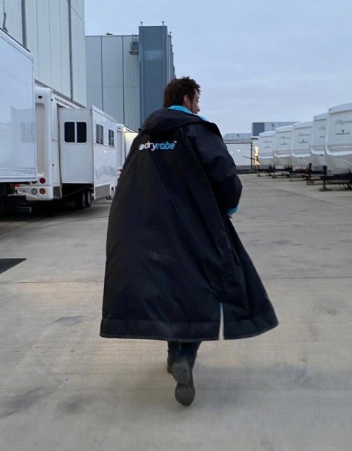 迟暮之年的金刚狼终于卸下超级英雄的光环,选择在荒漠中隐居(图4) 《死侍3》最新幕后照:小贱贱战服亮眼 狼叔精神焕发