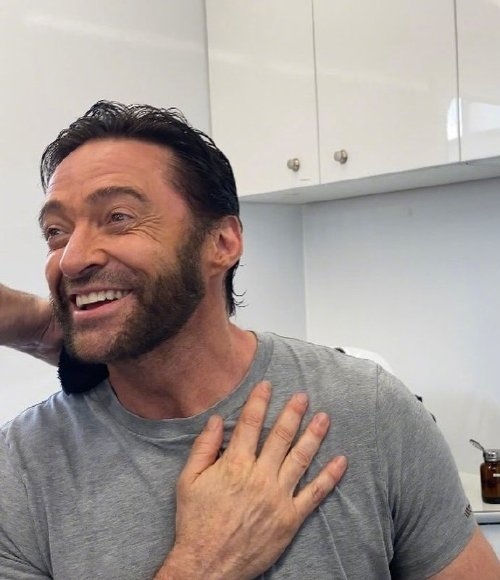 迟暮之年的金刚狼终于卸下超级英雄的光环,选择在荒漠中隐居(图2) 《死侍3》最新幕后照:小贱贱战服亮眼 狼叔精神焕发