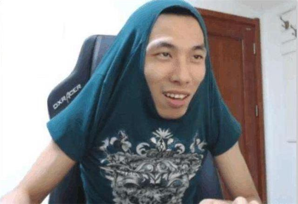 抖音小主播的捷径 刘华强搓脑袋:“ 给你机会你不中用啊 ”(图1) 抖音小主播的捷径 可能是和这个中年男人连麦PK