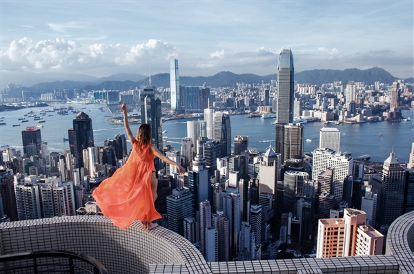 《天行者的爱情故事》在圣丹斯电影节首映 网飞在圣丹斯电影节首映,获得影评人积极评价。网飞反应迅速购得发行权(图6) 网飞竞得《天行者的爱情故事》