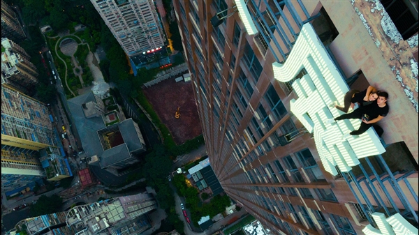 《天行者的爱情故事》在圣丹斯电影节首映 网飞在圣丹斯电影节首映,获得影评人积极评价。网飞反应迅速购得发行权(图2) 网飞竞得《天行者的爱情故事》