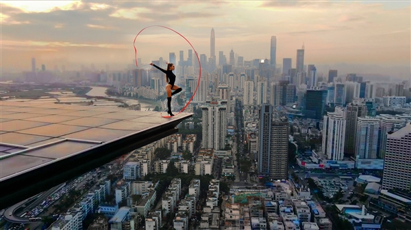 《天行者的爱情故事》在圣丹斯电影节首映 网飞在圣丹斯电影节首映,获得影评人积极评价。网飞反应迅速购得发行权(图5) 网飞竞得《天行者的爱情故事》