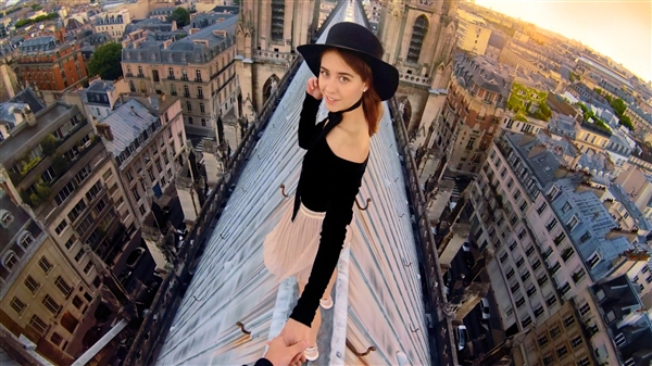 《天行者的爱情故事》在圣丹斯电影节首映 网飞在圣丹斯电影节首映,获得影评人积极评价。网飞反应迅速购得发行权(图3) 网飞竞得《天行者的爱情故事》