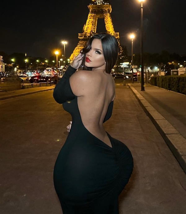 拥有450万粉丝的格雷西抱怨飞机座椅太窄,坐着太憋屈,请求航空公司扩大座位(图1) 美国女网红买头等舱嫌椅子太窄:容不下她300磅身躯