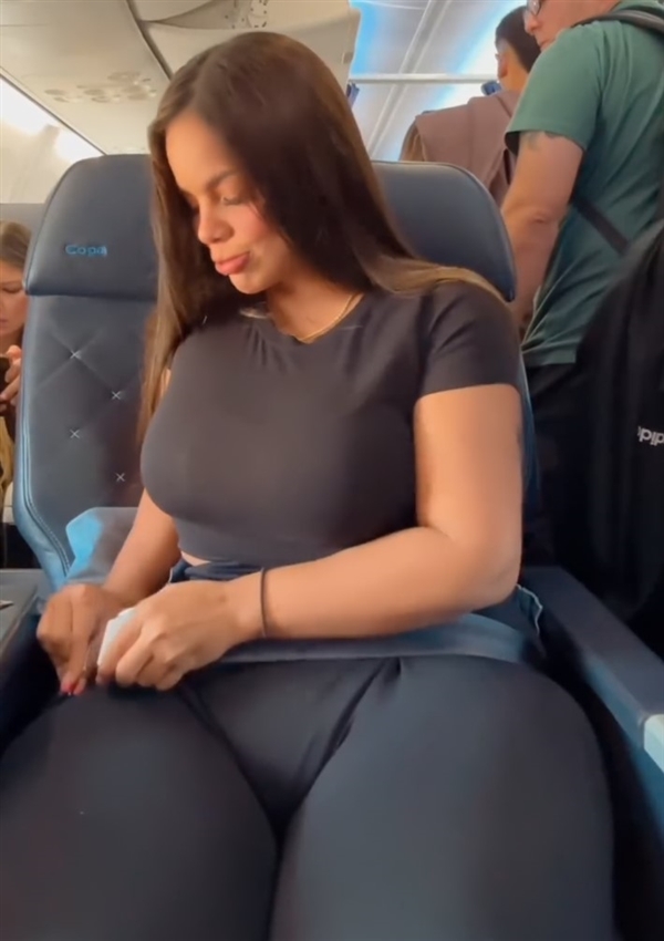 拥有450万粉丝的格雷西抱怨飞机座椅太窄,坐着太憋屈,请求航空公司扩大座位(图2) 美国女网红买头等舱嫌椅子太窄:容不下她300磅身躯