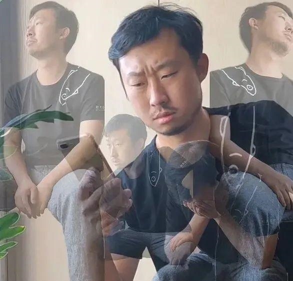 知名科普博主“无穷小亮”新年晚会上表演双截棍:舞动的虎虎生风,明显是专门练过的(图2) 2000万粉科普博主“无穷小亮”年会表演双截棍 网友惊叹:他真会呀