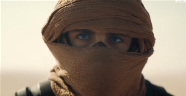 《沙丘2》7分钟片段首曝:保罗第一次骑沙虫的高光情节完整放出,尽显“天选之子”主宰之力(图1) 《沙丘2》7分钟片段首曝:保罗征服巨兽沙虫成沙虫骑士