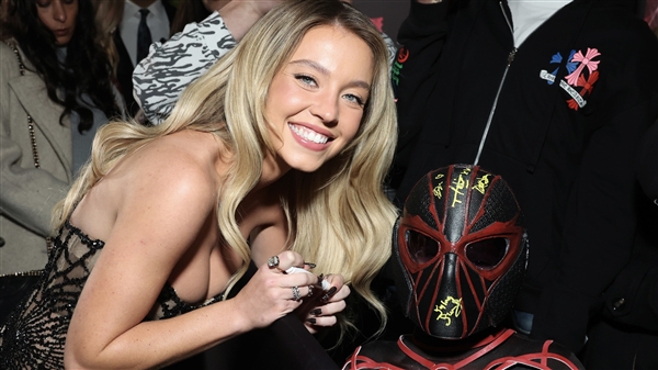 赞达亚高调亮相周一举办的《沙丘2》巴黎首映式:LV金色套装,辅以宝格丽珠宝(图19) 《沙丘2》巴黎首映