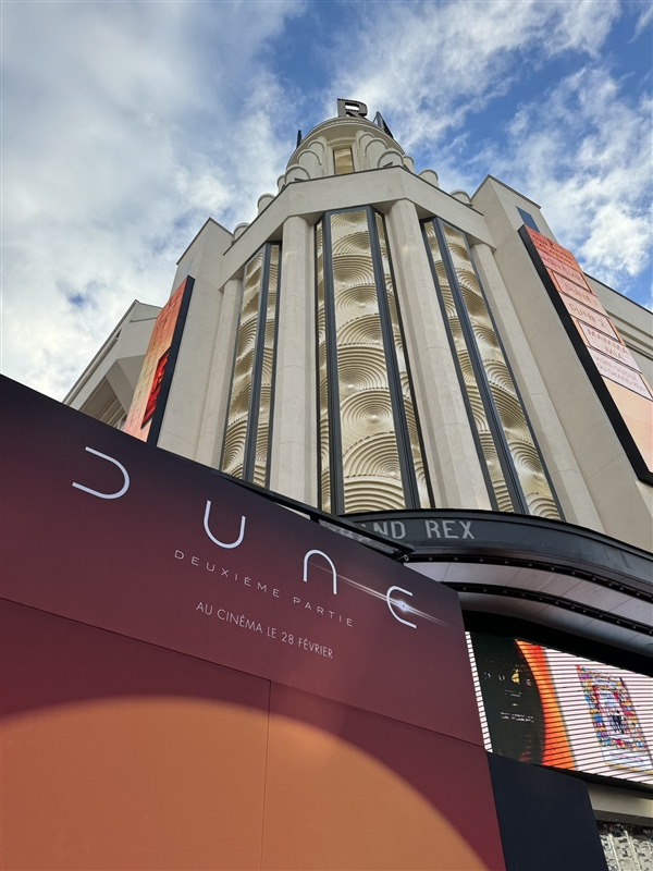 赞达亚高调亮相周一举办的《沙丘2》巴黎首映式:LV金色套装,辅以宝格丽珠宝(图5) 《沙丘2》巴黎首映