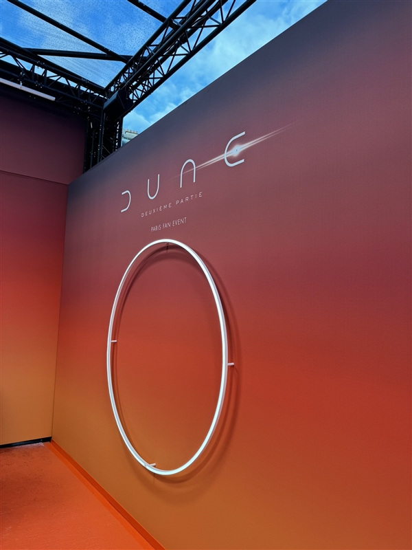 赞达亚高调亮相周一举办的《沙丘2》巴黎首映式:LV金色套装,辅以宝格丽珠宝(图6) 《沙丘2》巴黎首映