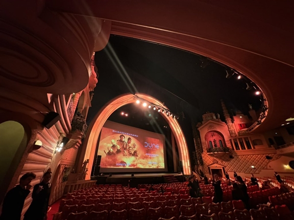 赞达亚高调亮相周一举办的《沙丘2》巴黎首映式:LV金色套装,辅以宝格丽珠宝(图7) 《沙丘2》巴黎首映