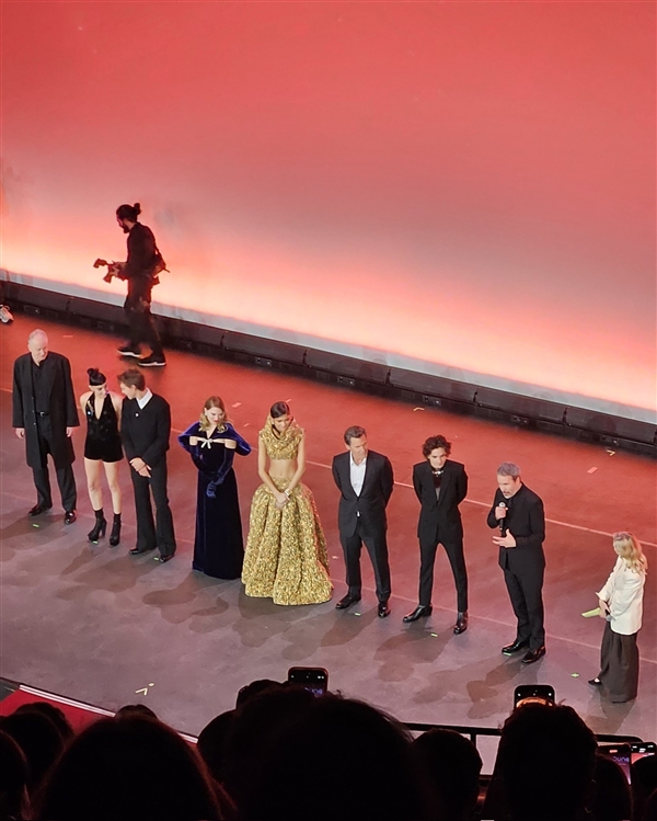 赞达亚高调亮相周一举办的《沙丘2》巴黎首映式:LV金色套装,辅以宝格丽珠宝(图8) 《沙丘2》巴黎首映