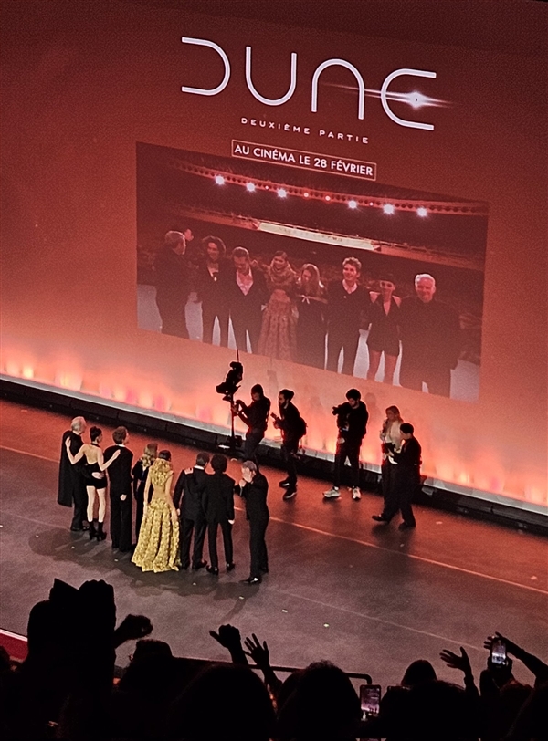 赞达亚高调亮相周一举办的《沙丘2》巴黎首映式:LV金色套装,辅以宝格丽珠宝(图9) 《沙丘2》巴黎首映