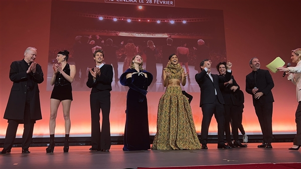 赞达亚高调亮相周一举办的《沙丘2》巴黎首映式:LV金色套装,辅以宝格丽珠宝(图12) 《沙丘2》巴黎首映