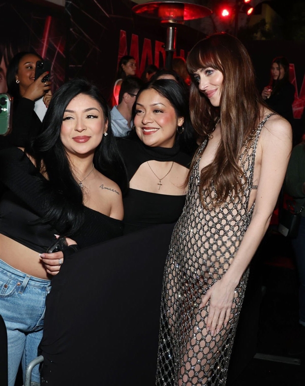 赞达亚高调亮相周一举办的《沙丘2》巴黎首映式:LV金色套装,辅以宝格丽珠宝(图16) 《沙丘2》巴黎首映