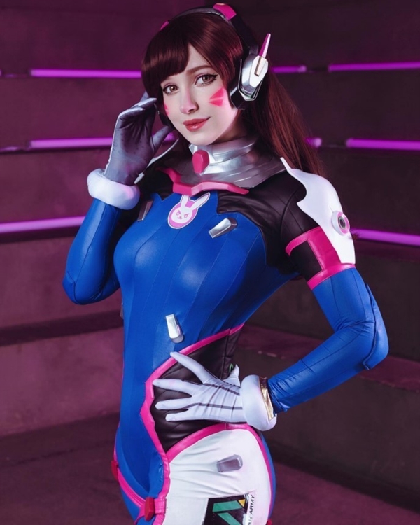 俄罗斯美女Cos《海贼王》女帝:不仅气场强大,形象也很性感(图4) 俄罗斯美女Cos《海贼王》女帝:深V美腿格外吸睛