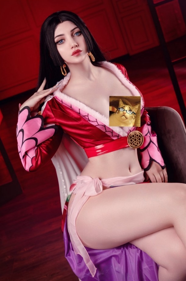 俄罗斯美女Cos《海贼王》女帝:不仅气场强大,形象也很性感(图3) 俄罗斯美女Cos《海贼王》女帝:深V美腿格外吸睛