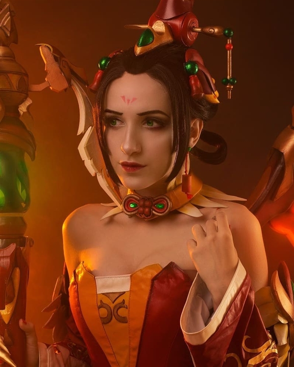 俄罗斯美女Cos《海贼王》女帝:不仅气场强大,形象也很性感(图7) 俄罗斯美女Cos《海贼王》女帝:深V美腿格外吸睛