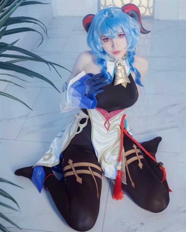 俄罗斯美女Cos《海贼王》女帝:不仅气场强大,形象也很性感(图8) 俄罗斯美女Cos《海贼王》女帝:深V美腿格外吸睛