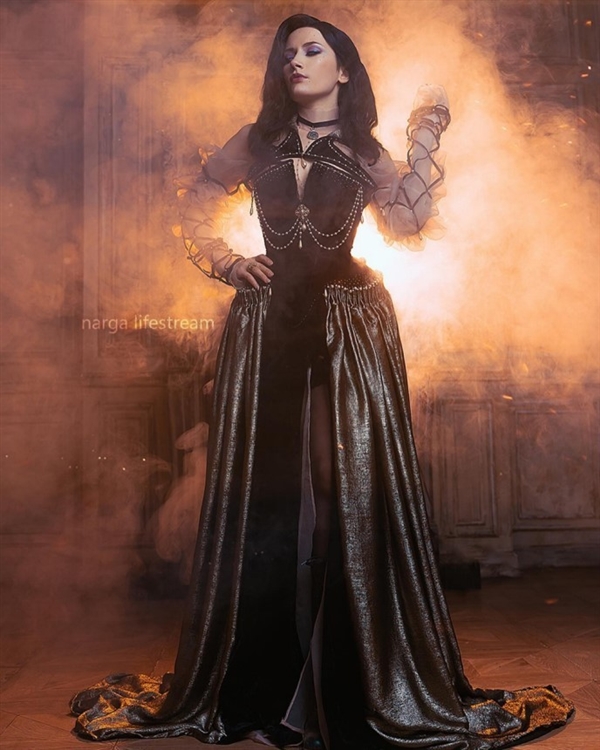 《巫师3》叶奈法不仅性感成熟,还是一位可靠伴侣(图1) 俄美女Cos《巫师3》叶奈法:黑丝长裙难掩性感身材