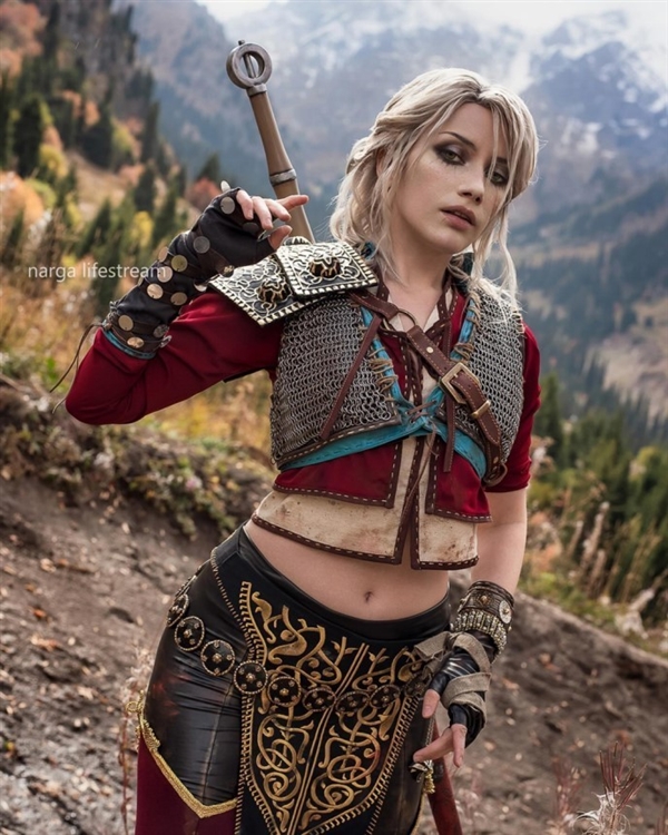 《巫师3》叶奈法不仅性感成熟,还是一位可靠伴侣(图7) 俄美女Cos《巫师3》叶奈法:黑丝长裙难掩性感身材