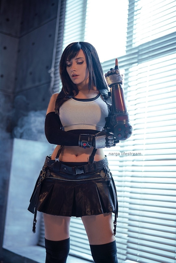 《巫师3》叶奈法不仅性感成熟,还是一位可靠伴侣(图11) 俄美女Cos《巫师3》叶奈法:黑丝长裙难掩性感身材