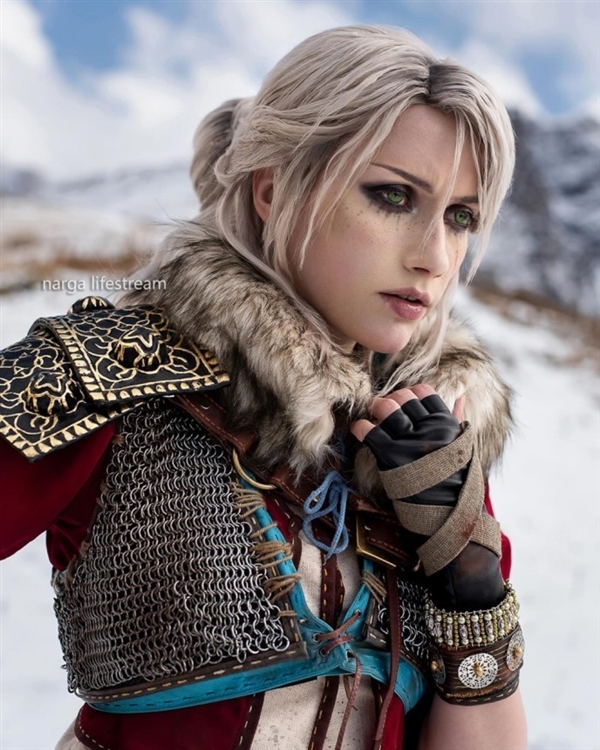 《巫师3》叶奈法不仅性感成熟,还是一位可靠伴侣(图8) 俄美女Cos《巫师3》叶奈法:黑丝长裙难掩性感身材