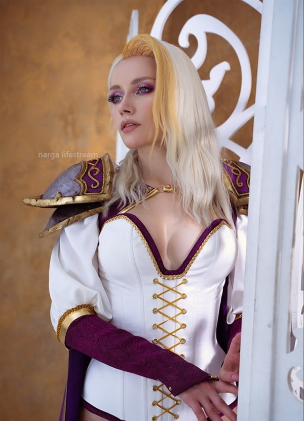 《巫师3》叶奈法不仅性感成熟,还是一位可靠伴侣(图10) 俄美女Cos《巫师3》叶奈法:黑丝长裙难掩性感身材