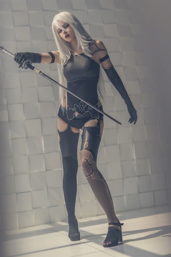 俄罗斯美女Cos《尼尔》A2美图:身穿紧身皮衣,展现完美好身材(图4) 俄罗斯美女Cos《尼尔》A2美图 紧身衣凸显完美身材