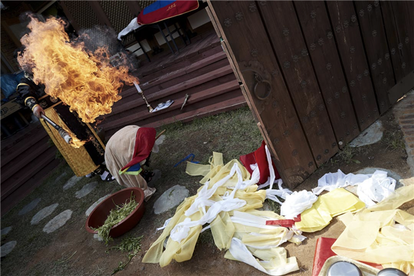 《破墓》唤起的民族情绪与历史记忆,让它在韩国乃至放映地区赢得了满屏好评(图8) 韩国拍了一部爱国主义鬼片