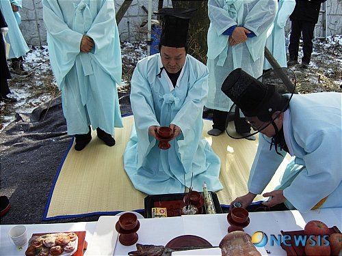 《破墓》唤起的民族情绪与历史记忆,让它在韩国乃至放映地区赢得了满屏好评(图22) 韩国拍了一部爱国主义鬼片