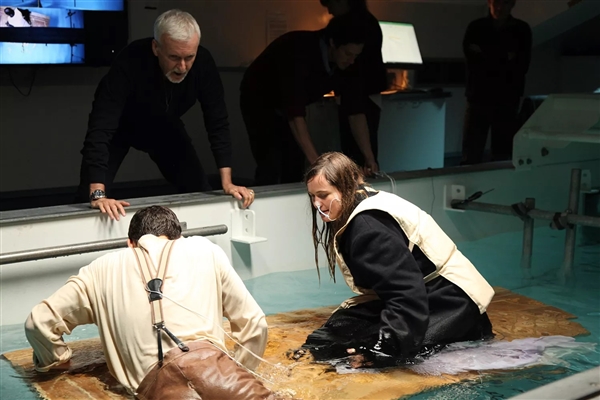 斯嘉丽与环球影业商定《侏罗纪世界》新片的演出合同,肃清了“胸大无脑”的流毒(图6) 黑寡妇入侵侏罗纪世界