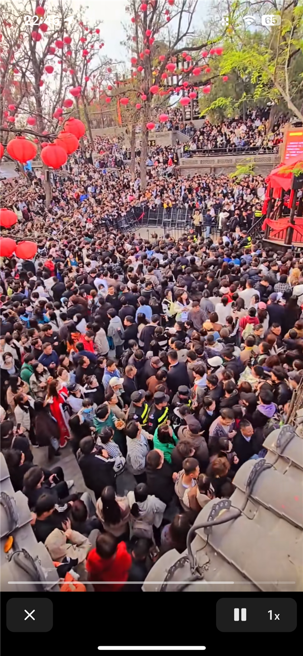 开封万岁山大宋武侠城《王婆说媒》节目火爆全网,每天都有众多游客前去打卡(图1) 开封“王婆”换人后节目热度不减:现场人山人海 景区启动限流